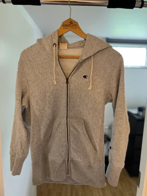 Champion ziphoodie - Champion ziphoodie som är använd väldigt få gånger och skicket är 9/10! Storleken på ziphoodien är S!