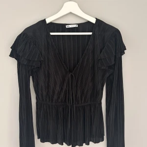 Zara blus  - Blus från Zara i nyskick, volanger på axlarna och knytning fram.