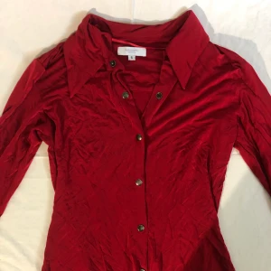Röd skjorta - Fin röd topp i skjortmodell!