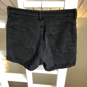Svarta jeansschorts - Korta jeansshorts från hm! Sitter som en smäck 