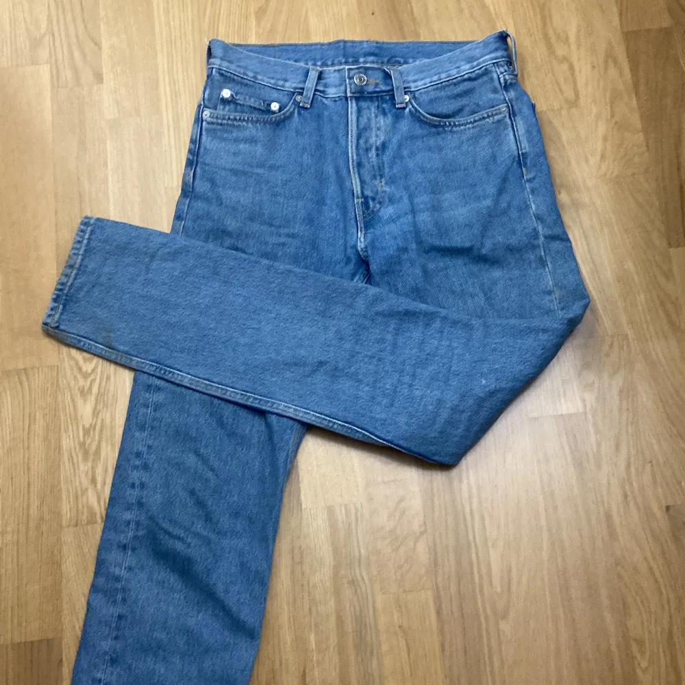 Pin Mid Straight Jeane ifrån Weekday i färgen blå. Endast använt fåtal gånger så jeansen är väldigt bra skick. Storlek: 27/32, Nypris: 590kr. Jeans & Byxor.