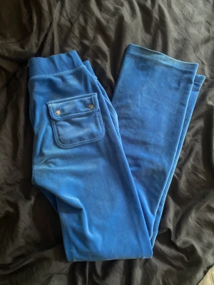 Juicy byxor  - Säljer mina finaste juicy byxor💕💕 använda men jättefint skick! Storlek Xxs men skulle säga de passar xs och S med💕💕Köp till matchande kofta i storlek Xs för endast 300kr extra!!💕💕