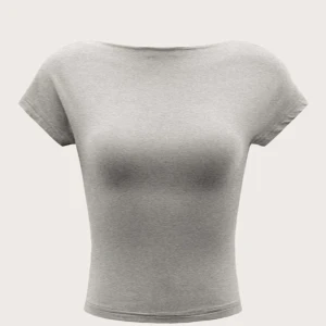 Grå topp me öppen rygg - säljer denna skitpopulära toppen, aldrig använd 🥰