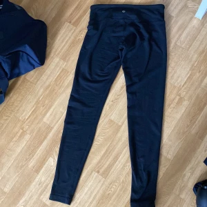 Lululemon tights - Lululemon tights i fint skick. Storlek 6 (S) men passar även mig som är storlek M perfekt. Mjukt och stretchigt material.   Först till kvarn. 