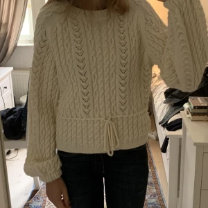 Stickad tröja Zara - Söt och höstig stickad tröja från Zara i storlek S i jättefint skick. Hör av dig med frågor <3