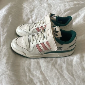 Adidas Forum 84 Low - Använda ca 3-5 gånger, tyvärr förstora för mig men väldigt fina! Säljs inte längre i den färgen, nypris 1299kr