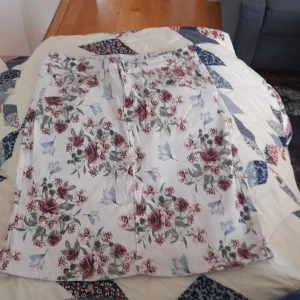 Blommig kjol  - En blommig kjol oanvänd säljes. Nypris 499.