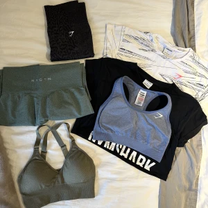 Blandade träningskläder  - Kom med prisförslag själva , råkar du gilla allt på bilen är rubbet ditt för 500kr. Alla kläder är i jättefint skick och knappt använt. 