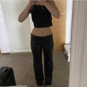 Skinnbyxor - Skinnbyxor i superfint skick från Nelly, strlk xs, går att ha båda hög och lågmidjade💗 200kr + frakt