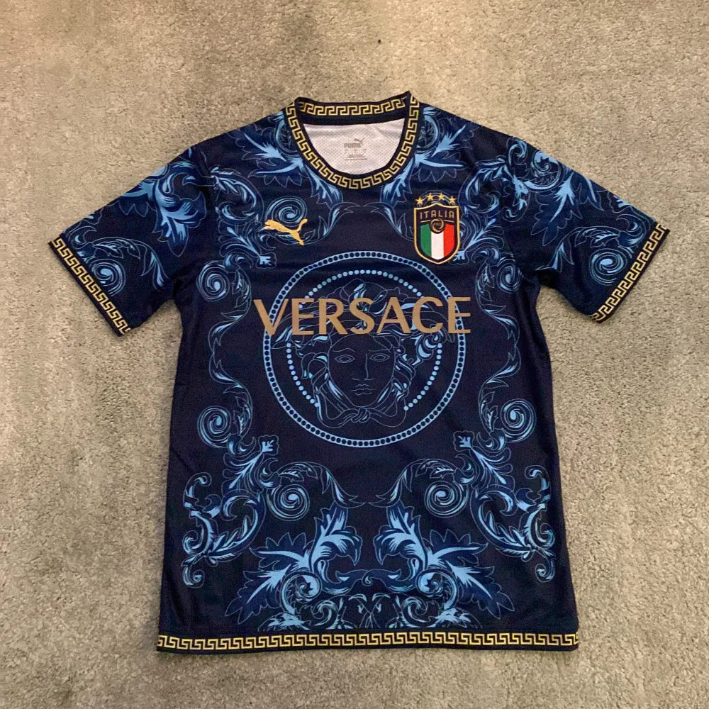Helt ny oanvänd Italien Versace tröja. 10/10 skick då den aldrig har använts. Säljer pga att storleken inte passar. Tröjan är köpt för 999kr så 749kr känns som ett rimligt pris. Priset kan dock absolut diskuteras. Tröjan passar som storlek S. T-shirts.