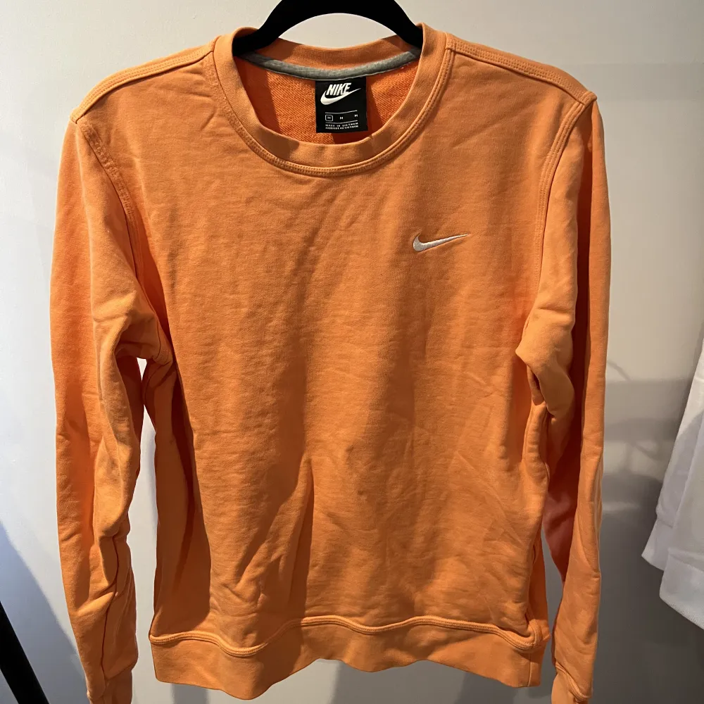 Orange sweatshirt ifrån Nike  Använd i bra skick Nypris 699kr Skick 8/10 . Tröjor & Koftor.