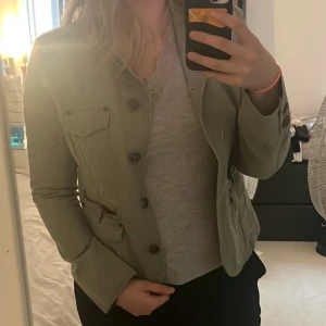 Höstjacka - Denna jätte fina olivfärgade jeansjackan😍Säljer den då den inte kommit till användning:( inga defekter💘
