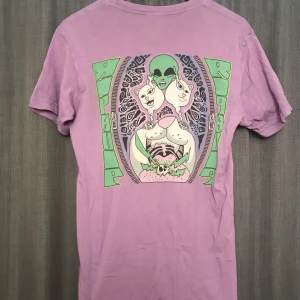 Ripndip T-shirt - Cool T-shirt från Ripndip i nyskick, endast använd ett par gånger. Tröjan är i storlek small och är ganska långsmal i passformen. Går inte att få tag på längre men nypris låg på 350-500 kr beroende på affär. Köparen står för frakten! :)