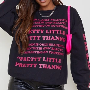 Sweatshirt - As cool sweatshirt med tryck på från Prettylittlething💕 Aldrig använd endast testad. Finns inte kvar på hemsidan!