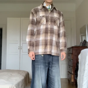 Vintage flanell  - DM innan köp! Vintage flanellskjorta. Ställ gärna frågor om du har :). Köpt på beyond retro. Pris kan diskuteras 