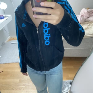 Adidas kofta  - Säljer en adidas kofta som passar mig som har storlek xs, kommer ej till användning, bra skick💗💗 pris kan diskuteras 