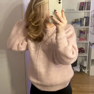 Rosa stickad tröja  - En jätte fin rosa stickad tröja, storlek m, färgen kommer inte riktigt fram på bild den e lite mer rosa i verkligheten, men den kommer inte riktigt till användning, använd kanske 5 gånger💕