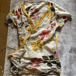 Blommig blus  - Färgglad omlottblus🌼