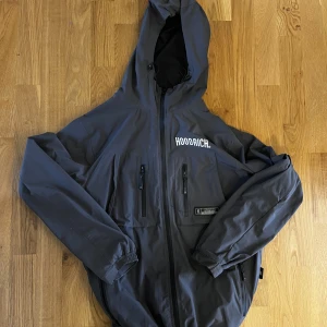 Hoodrich Windbreaker - Köpt på JD sports för 1000kr Använd ett par gånger inga skador 👍 