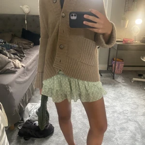 Volangkjol - Jätte snygg grön volangkjol med vita prickar!! 