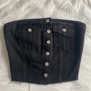 Topp - Hej säljer nu en svart topp ifrån SHEIN, använd få gånger sitter snyggt på och den är i storlek S