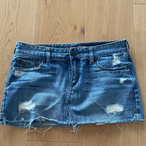 Lågmidjade jeans kjol - Snygg lågmidjade jeans kjol från abercrombie &fitch  Midjemått 39 och ”längd” 30 rakt neråt ❤️ den är tyvärr förstor för mig därför säljer jag. 