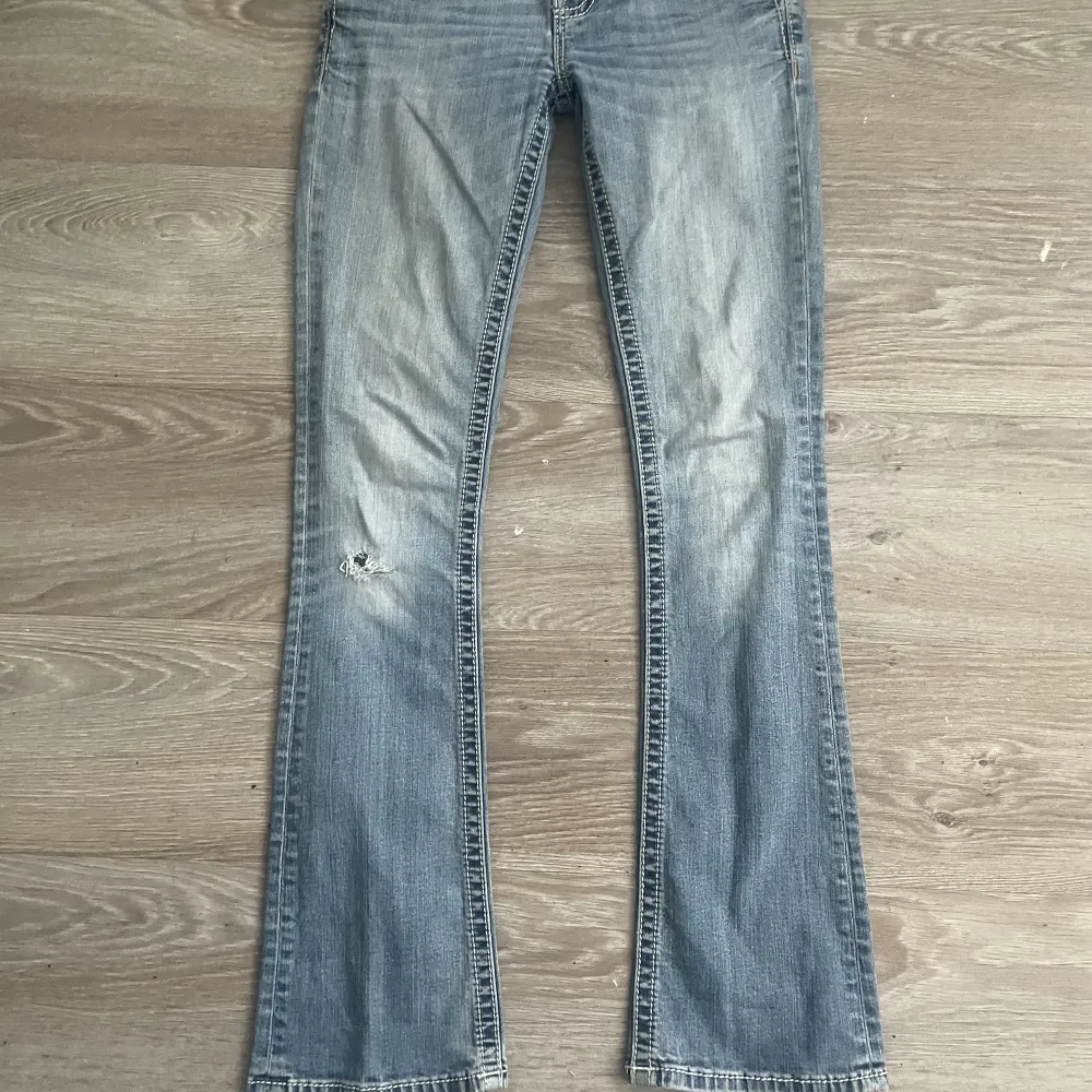 Miss me jeans i lågmidjade bootcut som va tyvärr för långa på mig😔 midjemått tvärsöver :35 cm innerbenslängd:77cm ❤️. Jeans & Byxor.