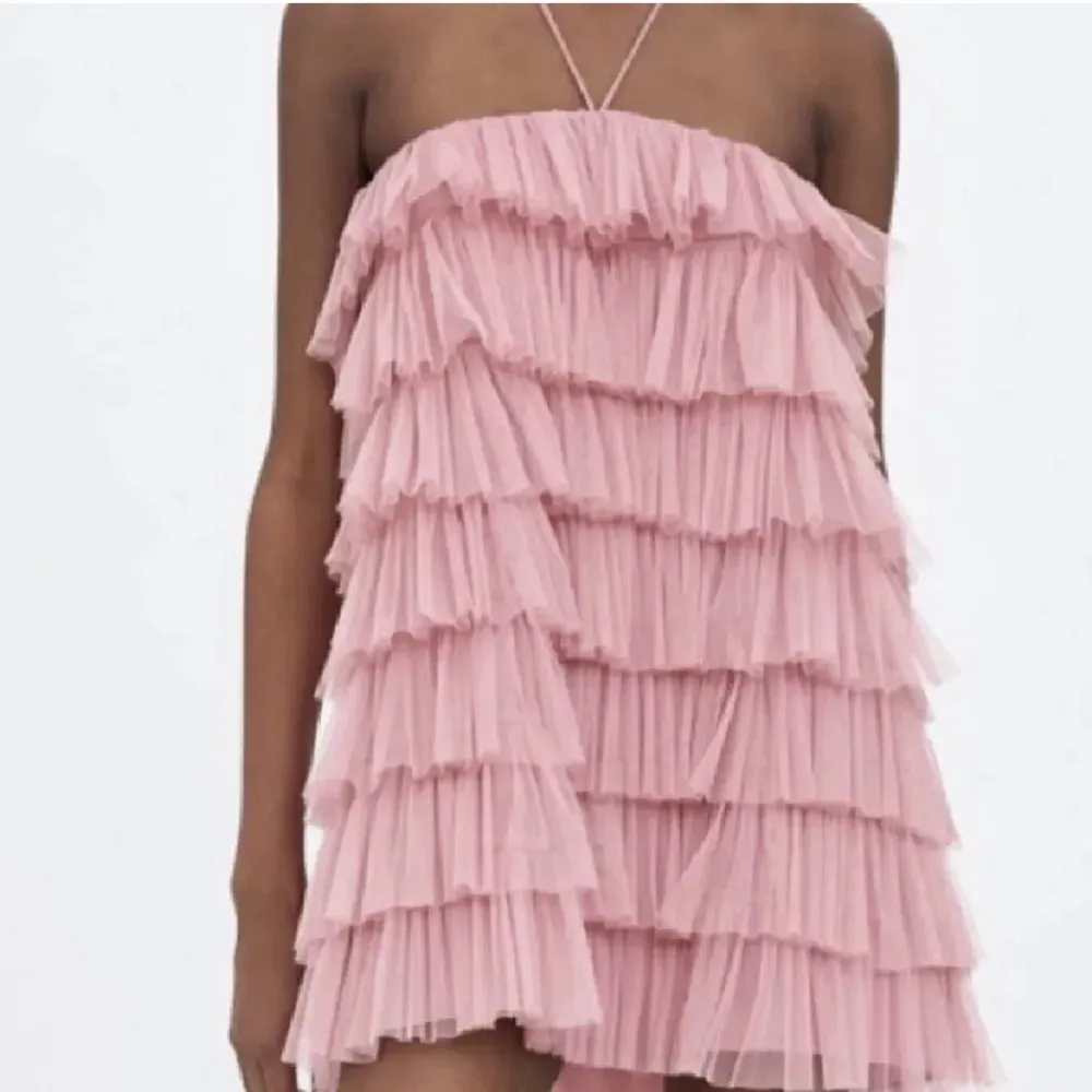 Säljer denna rosa volang klänning från Zara, som är slutsåld! Mer frågar om bilder eller mått är det bara att fråga!💕 (Första bilden på när min väninna har den på dig). Klänningar.