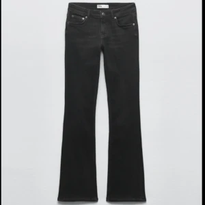 Zara låga bootcut  - Säljer dom populära zara bootcut jeansen då dom är för små på mig, Använda ca 3 gånger och helt slutsålda på hemsidan. Storlek 34 (Använd ej köp nu knappen)❗️Budet ligger på 225, ej 700❗️