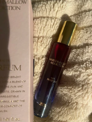 Zara- Marshmellow Addiction parfym  - Doftar lite som Pure Seduction från Victoria Secret. Fruktig, fräsch doft. Tänk dig att du är nyduschad! Ungefär så, med lite vanilj. Knappt använd då den köptes nyligen. 