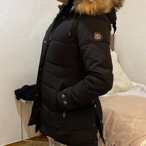 Vinter jacka  - En fin jacka har inte tvättats har används en vinter 