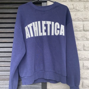 Sweatshirt  - Super skön marinblå sweatshirt från Gina! 🤍