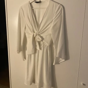 Klänning - Superfin klänning som är perfekt för student, skolavslutning och finare tillfällen 💕 enbart använd en gång 🫶🏼 skriv vid intresse 