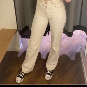 Jeans - Vita/beiga jeans som sitter perfekt! Storlek S! Lagom längd för mig som är 170💓☺️
