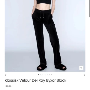 Juicy  - Säljer mina juciy byxor för att dom aldrig används, harbhaft på mig dom en gång bara! 600kr, kan gå ner vid snabb affär💕 kan bytas mot ett par vita i storlek S eller M