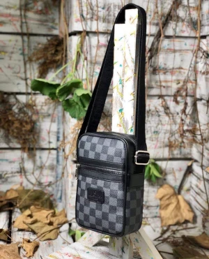 Lv bag - Denna har används en gång  Huvudsaken är att den är splitter ny. Har inte ansvar för postens slarv.