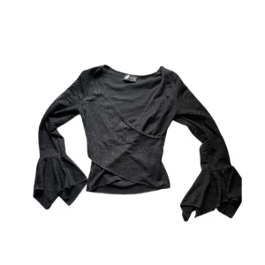 90 tals mesh topp - Snyggaste vintage festtoppen😍 köpte på humana men har inte riktigt kommit till användning. Storlek xs/s. Ärmarna är utsvängda och 3/4 på mig som är 179 men tror egentligen de Ska vara långärmade.