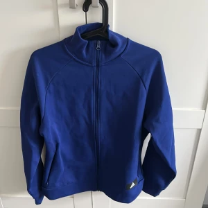 Adidas tröja - Marinblå adidas tröja i storlek S. Använd en gång. 