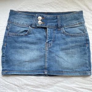 Minikjol - Jättegullig minikjol i denim från hm divided