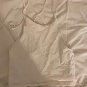 Ett vitt linne med knytning i nacken från BikBok 🩵 Säljer då det inte kommer till användning längre 💙