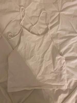 Ett vitt linne med knytning i nacken från BikBok 🩵 Säljer då det inte kommer till användning längre 💙