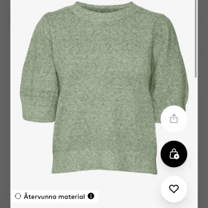 Vero Moda tröja grön - Säljer nu mina gröna stickade vero Moda tröja då jag redan har du n liknande storlek S men passar som XXS och XS skulle jag säga inga defekter utom en liten fläck som säkert går bort i tvätten nypris 255