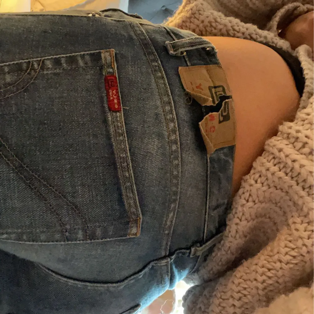 Jätte fina låg midjade bootcut jeans ifrån only❤️ liten defekt bak se andra bilden . Jeans & Byxor.