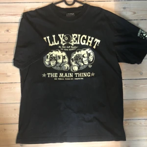 billy eight t-shirt - andvänts några få gånger. den är XL. köpt i thailand
