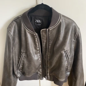 Läder bomberjacka - Läderbomber jacka från Zara i nyskick. Storlek L för en oversized passform på mig (vanligtvis M eller s) 