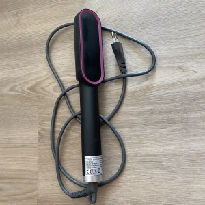Heat brush - En plattång-borste (hot brush) i mycket fint skick. Fungerar utmärkt och gör håret platt och följsamt.  Använd endast fåtal gånger 
