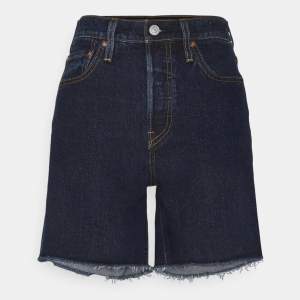 Levi’s jeans short i modellen 501 mid thigh i stl 29. Oanvända. Köpte för 629kr o säljer för 310kr ingen frakt🫶🏽