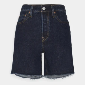 Levis jeans shorts - Levi’s jeans short i modellen 501 mid thigh i stl 29. Oanvända. Köpte för 629kr o säljer för 310kr ingen frakt🫶🏽