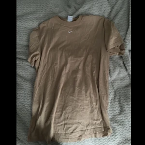 Overaized nike t-shirt - Säljer denna nike t-shirt då jag inte använder den.