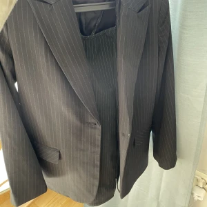 Blazer + klänning - Oversized Blazer och klänning i samma mönster. Storlek 32 på båda men passar mig bra som har 32/34. Använt en gång. Blazer nypris: 699kr och klänning 299kr